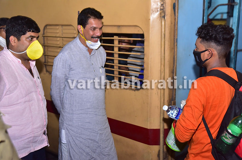 ಮಂಗಳೂರಿನಿಂದ ರೈಲಿನಿಂದ ತವರಿಗೆ ಹೊರಟ ಜಾರ್ಖಂಡ್ ನ ವಲಸೆ ಕಾರ್ಮಿಕರು