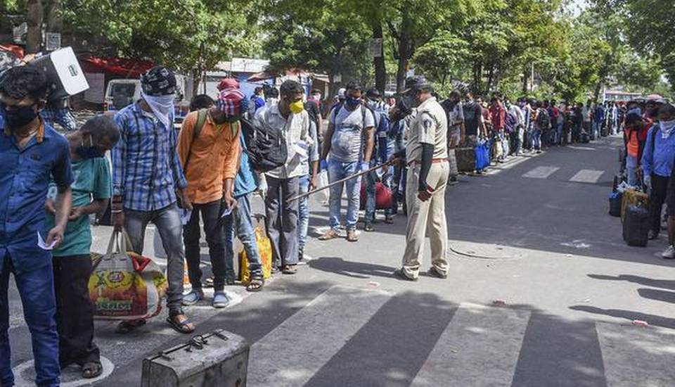 1000 ವಲಸೆ ಕಾರ್ಮಿಕರು - ಪೊಲೀಸರ ನಡುವೆ ಸಂಘರ್ಷ