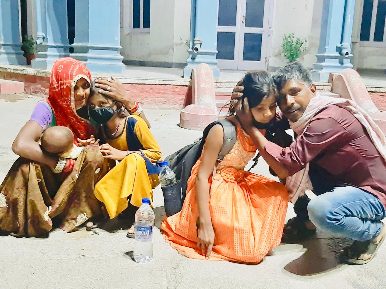 ರಾಜಸ್ಥಾನದಲ್ಲಿದ್ದ ಹೆತ್ತವರ ಮಡಿಲು ಸೇರಿದ ಧಾರವಾಡದಲ್ಲಿ ಬಾಕಿಯಾಗಿದ್ದ ಬಾಲಕಿಯರು