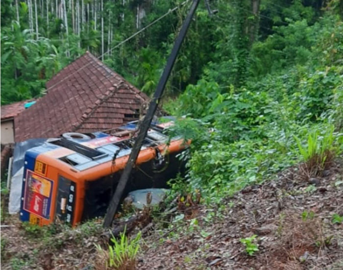 ಈಶ್ವರಮಂಗಲ : ಪಲ್ಟಿಯಾಗಿ ಮನೆಯಂಗಳಕ್ಕೆ ಬಿದ್ದ ಕೆಎಸ್ಸಾರ್ಟಿಸಿ ಬಸ್