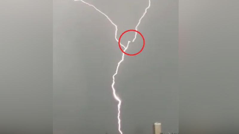 ವಿಮಾನಕ್ಕೆ ಮೂರು ಬಾರಿ ಅಪ್ಪಳಿಸಿದ ಮಿಂಚು - ವೀಡಿಯೊ ವೈರಲ್