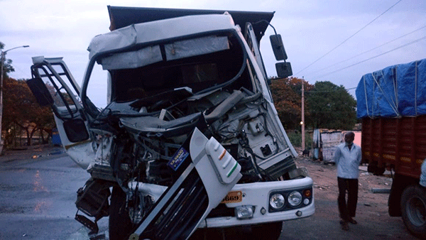 ಶಹಾಪುರ: ಲಾರಿಗಳ ನಡುವೆ ಅಪಘಾತ; ಚಾಲಕನಿಗೆ ಗಾಯ