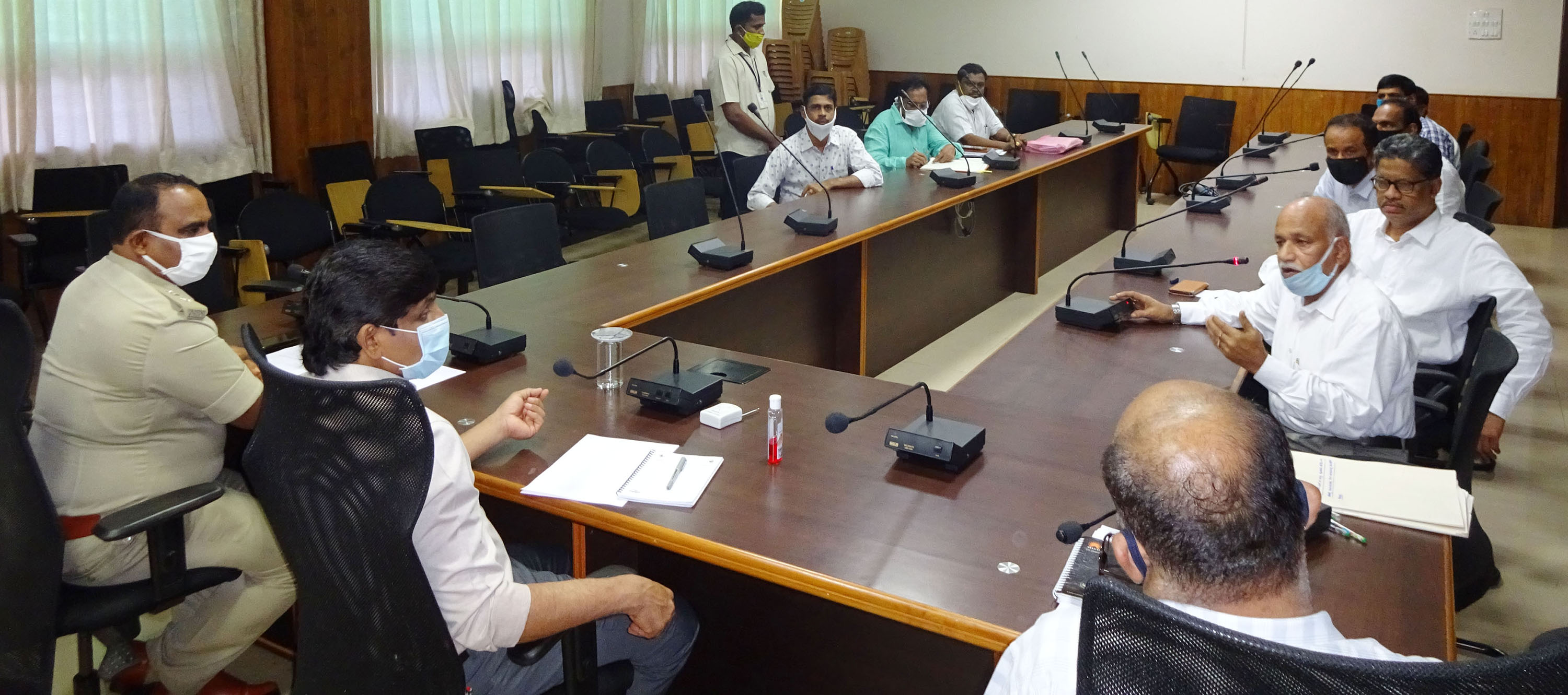 ಬಸ್‌ಗಳಲ್ಲಿ ಸುರಕ್ಷತಾ ಅಂತರ ಪಾಲಿಸದಿದ್ದಲ್ಲಿ ಪ್ರಕರಣ ದಾಖಲು: ಬಸ್ ಮಾಲಕರ ಸಭೆಯಲ್ಲಿ ಉಡುಪಿ ಡಿಸಿ ಎಚ್ಚರಿಕೆ