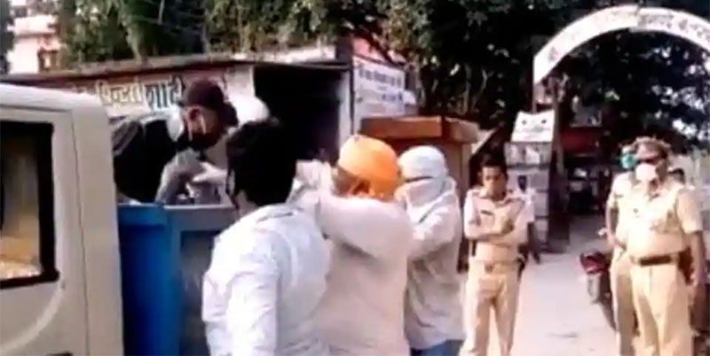 ಸರ್ಕಾರಿ ಕಚೇರಿ ಮುಂದೆ ಮೃತಪಟ್ಟ ವ್ಯಕ್ತಿಯ ಶವ ಕಸದ ವಾಹನಕ್ಕೆ..!