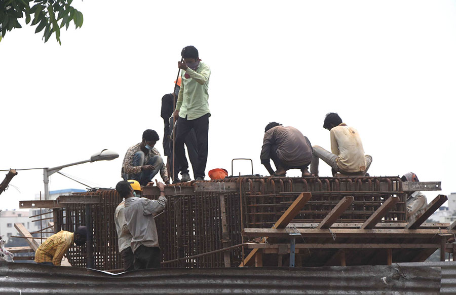 ಕಟ್ಟಡ ನಿರ್ಮಾಣ ಕಾಮಗಾರಿ ಸ್ಥಗಿತ: ಕಾರ್ಮಿಕರನ್ನು ವಾಪಸ್ ಕರೆತರಲು ಬಿಲ್ಡರ್ಸ್ ಗಳ ಯತ್ನ ?