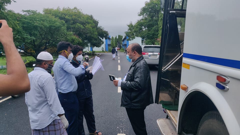 ದುಬೈಯಲ್ಲಿ ಸಂಕಷ್ಟದಲ್ಲಿದ್ದವರಿಗೆ ನೆರವಾದ ಭಟ್ಕಳ ಉದ್ಯಮಿ ಅತಿಕುರ್ರಹ್ಮಾನ್: ತಾಯ್ನಾಡು ಸೇರಿದ 184 ಮಂದಿ ಕನ್ನಡಿಗರು