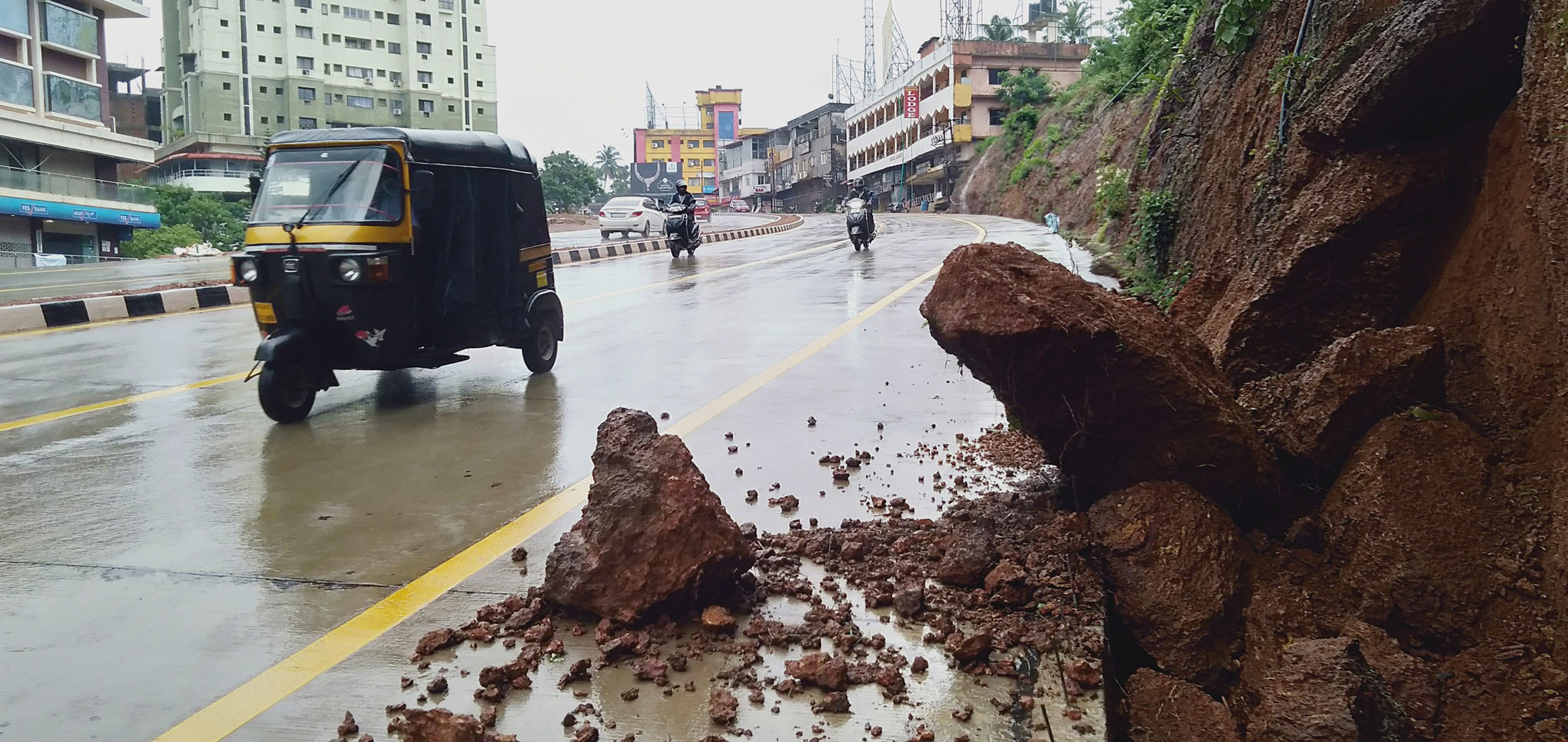 ಮಣಿಪಾಲದಲ್ಲಿ ಮಳೆಯಿಂದ ರಾಷ್ಟ್ರೀಯ ಹೆದ್ದಾರಿ ಬದಿ ಗುಡ್ಡ ಜರಿತ