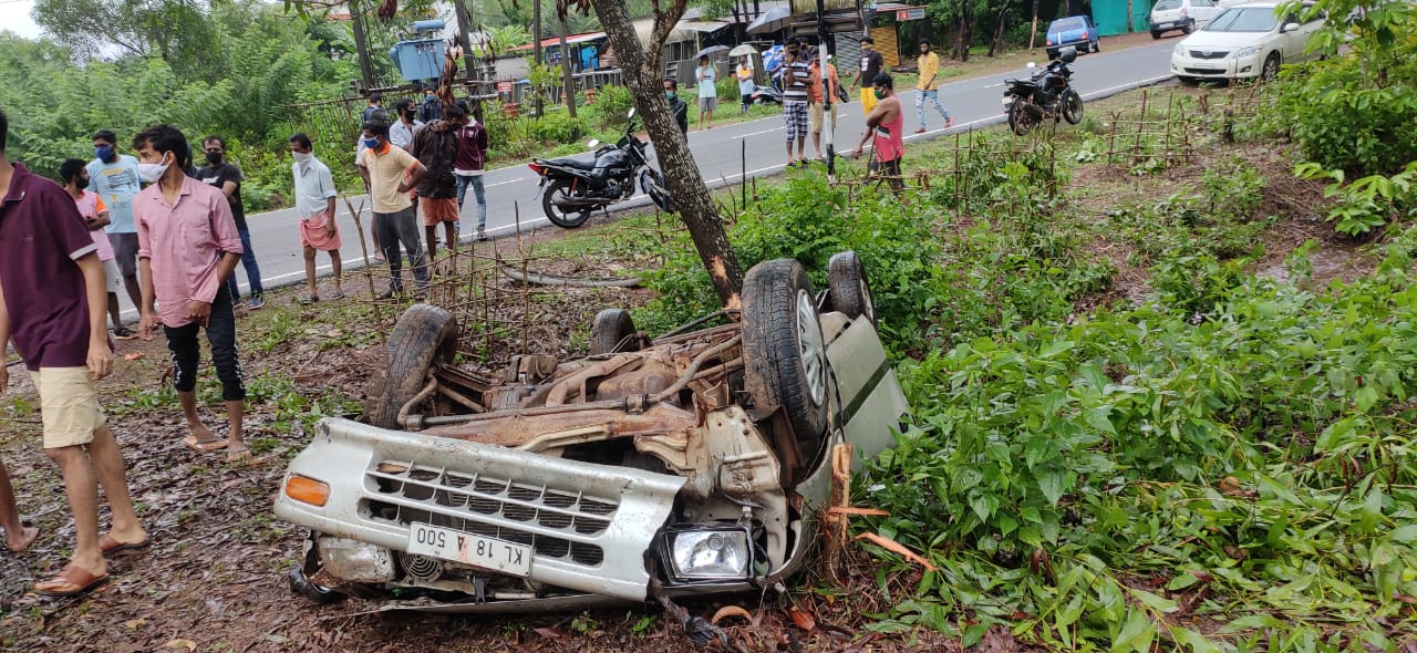 ಕುಂಬಳೆ : ನಿಯಂತ್ರಣ ತಪ್ಪಿದ ಕಾರು ಪಲ್ಟಿ ; ಇಬ್ಬರು ಮೃತ್ಯು, ಓರ್ವ ಗಂಭೀರ