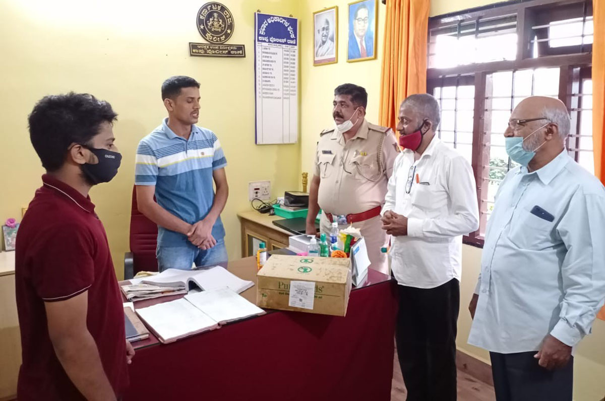 ಎಚ್‌ಆರ್‌ಎಸ್‌ನಿಂದ ಕಾಪು ಪೊಲೀಸ್ ಠಾಣೆಗೆ ಸ್ಯಾನಿಟಿರೈಸ್ ಕಿಟ್ ಹಸ್ತಾಂತರ