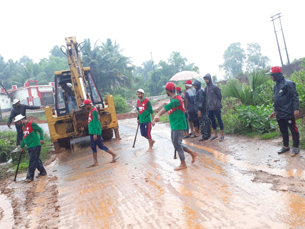 ಸಜೀಪ ಮುನ್ನೂರು ಎಸ್ ಡಿಪಿಐಯಿಂದ ಚರಂಡಿಯ ಹೂಳು ತೆರವು, ಸ್ವಚ್ಛತಾ ಕಾರ್ಯ