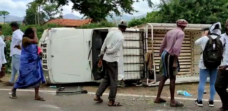 ಪಿಕ್ ಅಪ್ ವಾಹನ ಪಲ್ಟಿ: ಸ್ಥಳದಲ್ಲೇ ಮೂವರು ಮೃತ್ಯು, 15 ಮಂದಿಗೆ ಗಾಯ