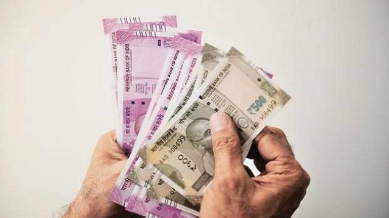 ಪಿಂಚಣಿಗಾಗಿ ಶತಾಯುಷಿ ತಾಯಿಯನ್ನು ಮಂಚದಲ್ಲಿ ಮಲಗಿಸಿ ಬ್ಯಾಂಕ್‌ಗೆ ಎಳೆದೊಯ್ದ ವೃದ್ಧ ಪುತ್ರಿ !