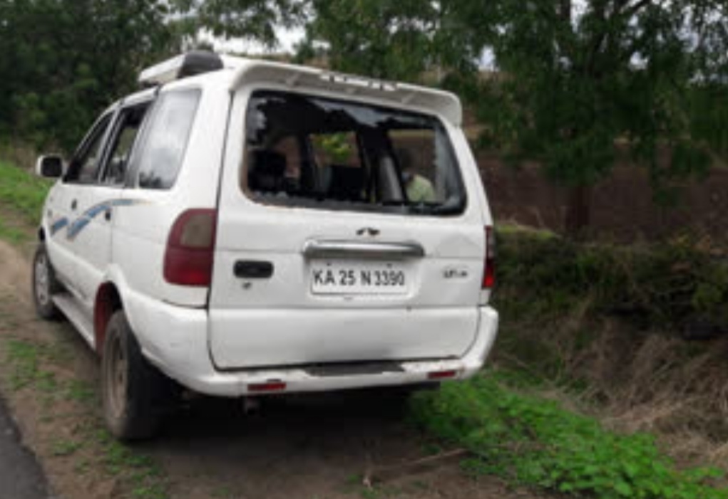 ಕಲಬುರಗಿ: ಕೊರೋನ ಯೋಧರ ಮೇಲೆ ಕಲ್ಲು ತೂರಾಟ; ಆ್ಯಂಬುಲೆನ್ಸ್, ಪೊಲೀಸ್ ವಾಹನ ಜಖಂ