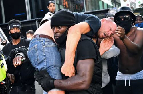 ಗಾಯಗೊಂಡಿದ್ದ ಬಿಳಿಯ ವ್ಯಕ್ತಿಯನ್ನು ಹೆಗಲ ಮೇಲೆ ಹೊತ್ತು ನಡೆದ ಕರಿಯ ವ್ಯಕ್ತಿ: ಫೋಟೊ ವೈರಲ್