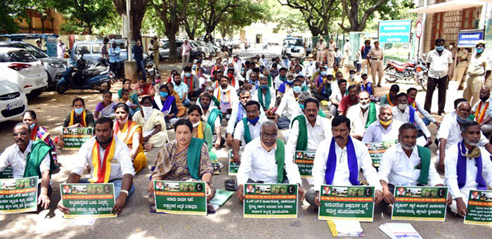 ಸರಕಾರಿ ಸ್ವಾಮ್ಯದಲ್ಲೇ ಮೈಶುಗರ್ ಆರಂಭಕ್ಕೆ ಒತ್ತಾಯ: ಮಂಡ್ಯ ಜಿಲ್ಲಾ ರೈತ ಹಿತರಕ್ಷಣಾ ಸಮಿತಿ ಧರಣಿ