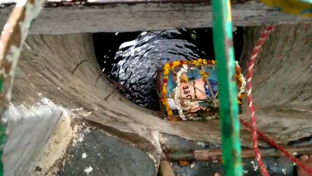 ಹರಕೆಯ ಹೆಸರಲ್ಲಿ ಮಗುವನ್ನು ತೊಟ್ಟಿಲಲ್ಲಿ ಕಟ್ಟಿ ಬಾವಿಗೆ ಇಳಿಸುವ ಪದ್ಧತಿ: ವಿಡಿಯೋ ವೈರಲ್