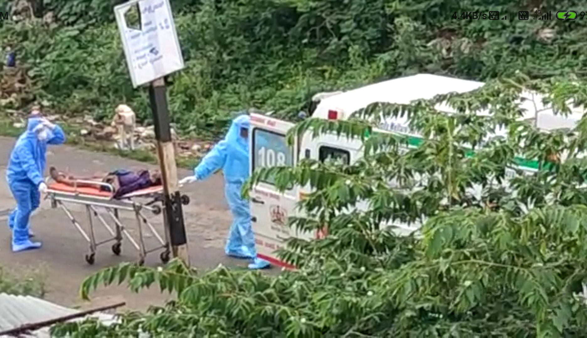 ಹಾಸನ: ರಸ್ತೆಯಲ್ಲಿ ಮಲಗಿ, ಒದ್ದಾಡಿ ಸ್ಥಳೀಯರಲ್ಲಿ ಆತಂಕ ಸೃಷ್ಠಿಸಿದ ಅಪರಿಚಿತ ವ್ಯಕ್ತಿ