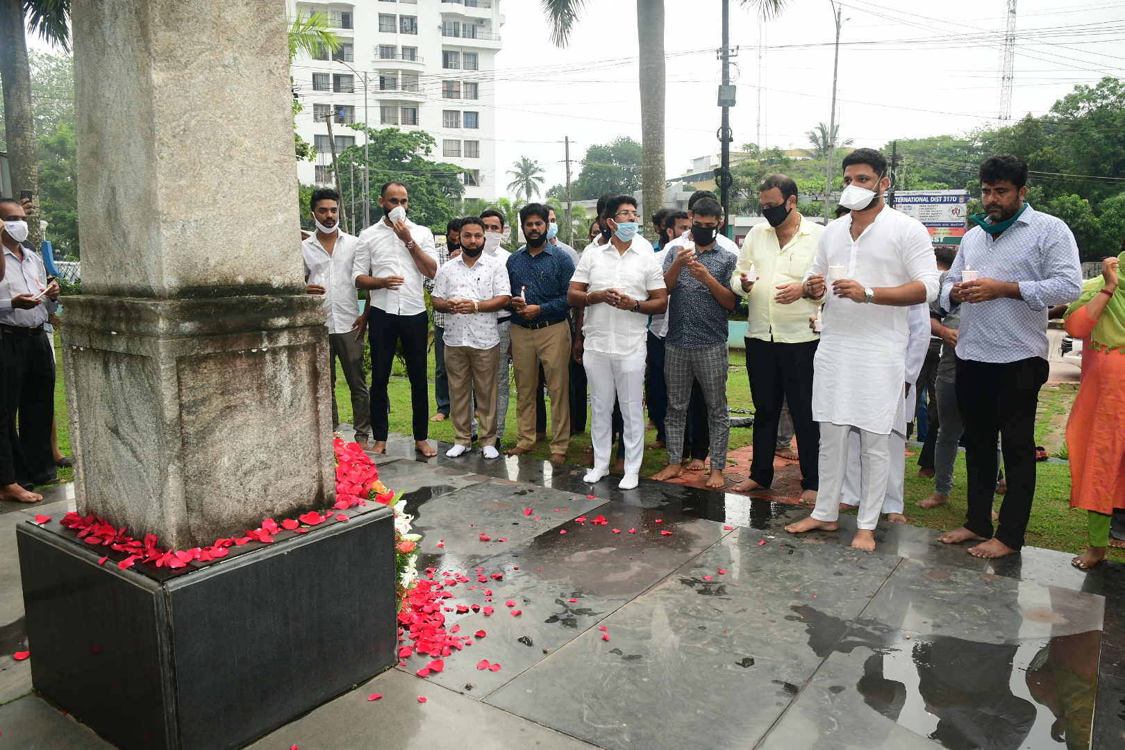 ಹುತಾತ್ಮ ಯೋಧರಿಗೆ ಯುವ ಕಾಂಗ್ರೆಸ್ ಅಧ್ಯಕ್ಷ ಮಿಥುನ್ ರೈ ನೇತೃತ್ವದಲ್ಲಿ ಶ್ರದ್ಧಾಜಲಿ