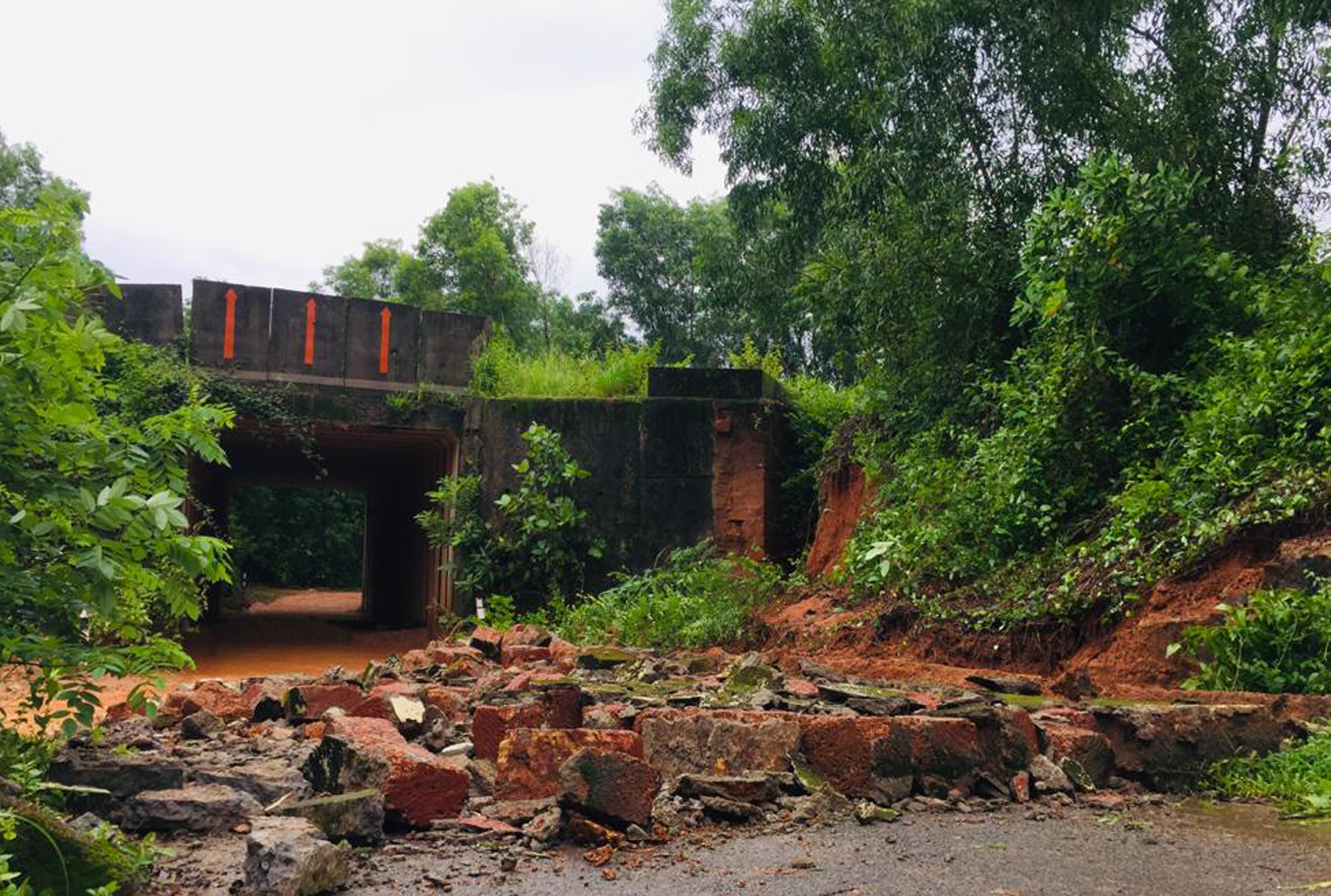 ಭಾರೀ ಮಳೆ: ಸುಜ್ಲಾನ್ ಆವರಣಗೋಡೆ ಕುಸಿತ