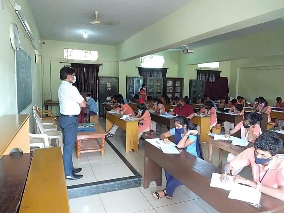 ಉಡುಪಿ ಜಿಲ್ಲಾಧಿಕಾರಿಯಿಂದ ಪಿಯುಸಿ ಪರೀಕ್ಷಾ ಕೇಂದ್ರದ ಪರಿಶೀಲನೆ