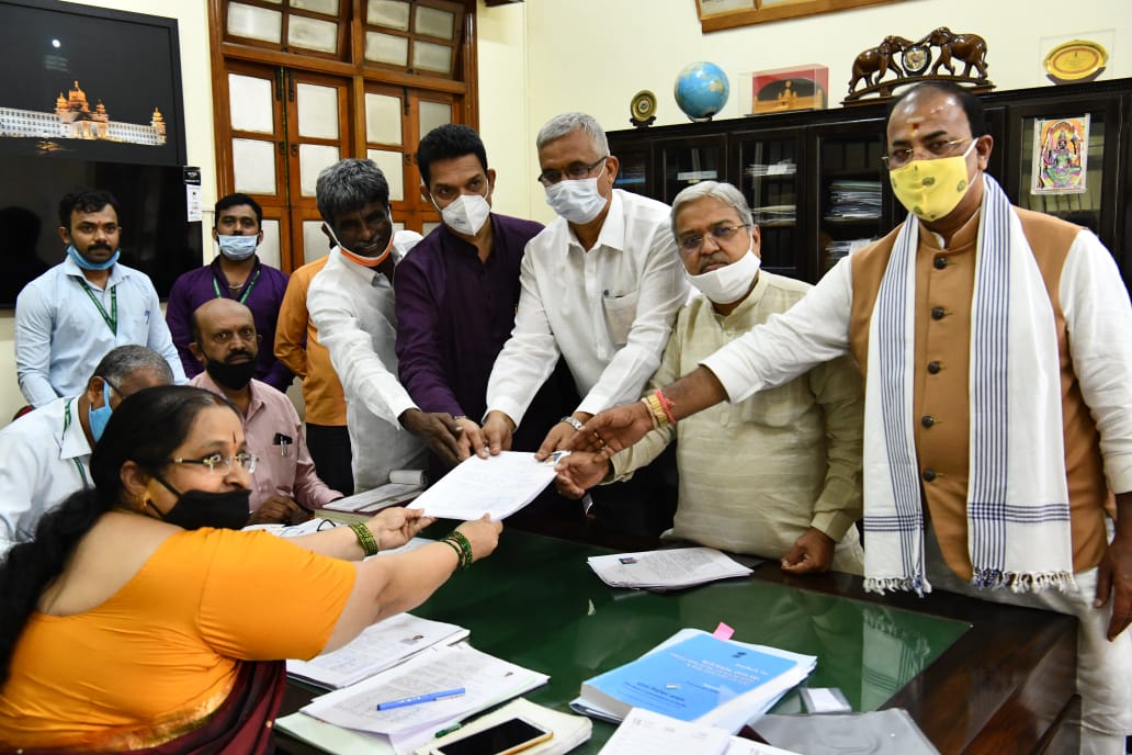 ವಿಧಾನಪರಿಷತ್ ಚುನಾವಣೆ: ಬಿಜೆಪಿ ಅಭ್ಯರ್ಥಿಗಳಿಂದ ನಾಮಪತ್ರ ಸಲ್ಲಿಕೆ