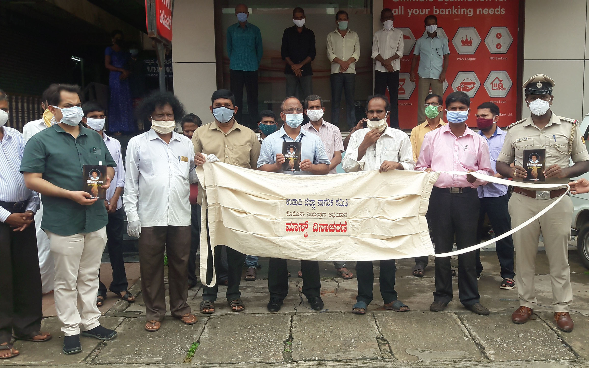 ಉಡುಪಿ: ಬೃಹತ್ ಗಾತ್ರದ ಹತ್ತಿ ಬಟ್ಟೆಯ ಮಾಸ್ಕ್ ಪ್ರದರ್ಶನ