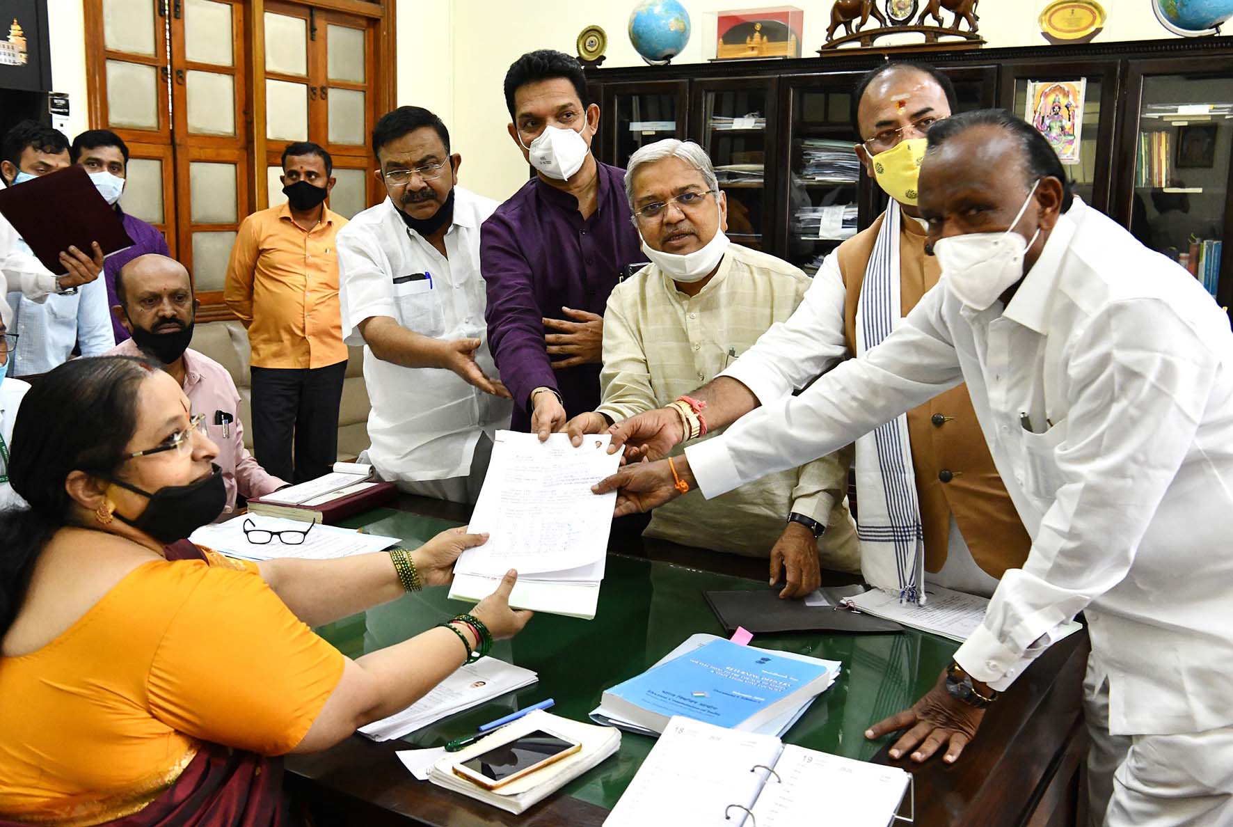 ವಿಧಾನಪರಿಷತ್ ಚುನಾವಣೆ: ಎಂಟಿಬಿ, ಶಂಕರ್, ಹರಿಪ್ರಸಾದ್, ನಸೀರ್ ಅಹಮದ್ ಸೇರಿ 8 ಮಂದಿ ನಾಮಪತ್ರ ಸಲ್ಲಿಕೆ