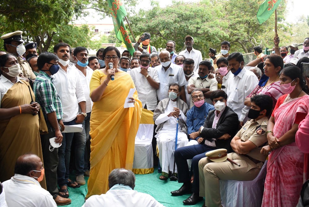 ಒಬ್ಬ ರೈತ ಆತ್ಮಹತ್ಯೆ ಮಾಡಿಕೊಂಡರೂ ನೀವೇ ಹೊಣೆ: ಜೆಡಿಎಸ್ ಶಾಸಕರ ವಿರುದ್ಧ ಸಂಸದೆ ಸುಮಲತಾ ಗುಡುಗು