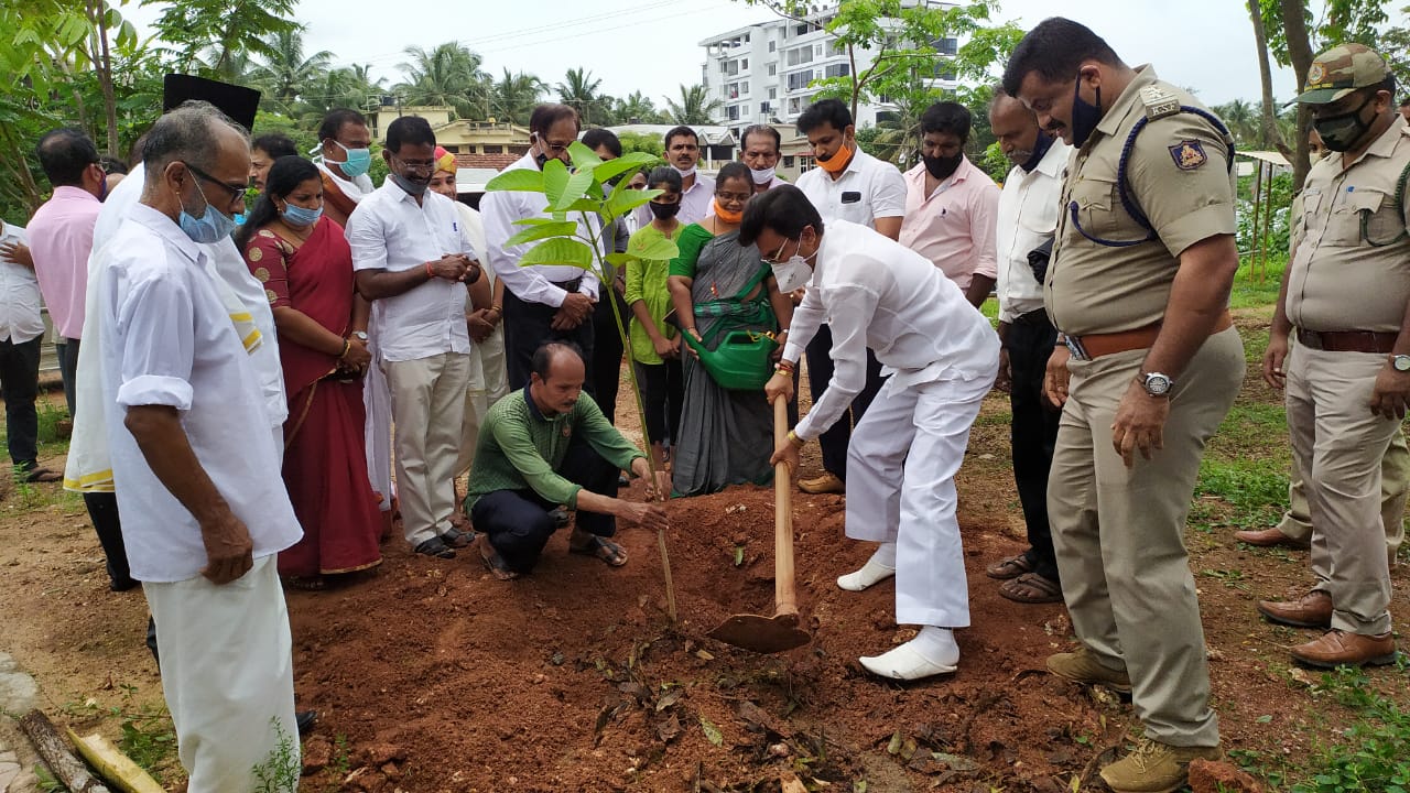 ತಲಪಾಡಿಯಿಂದ ನಂತೂರ್ ವರೆಗೆ ನಾರಾಯಣ ಗುರು ಸಾಮರಸ್ಯದ ಸಾಲು ಮರ ನಾಟಿಗೆ ಚಾಲನೆ