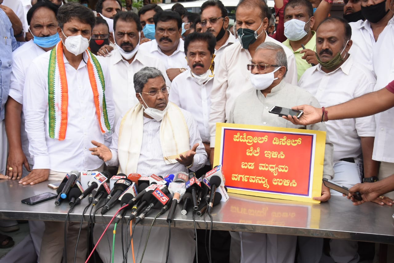 25 ರೂ.ಗೆ ಒಂದು ಲೀಟರ್ ಪೆಟ್ರೋಲ್!: ಇಂಧನ ಬೆಲೆ ಏರಿಕೆ ಖಂಡಿಸಿ ಮೈಸೂರಿನಲ್ಲಿ ವಿನೂತನ ಪ್ರತಿಭಟನೆ