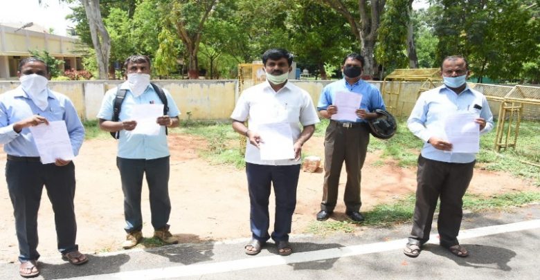 ಮೈಸೂರು: ಅತಿಥಿ ಉಪನ್ಯಾಸಕರಿಗೆ ವೇತನ ನೀಡುವಂತೆ ಒತ್ತಾಯಿಸಿ ಧರಣಿ