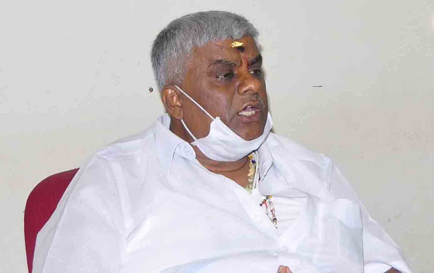 ಚುನಾವಣಾ ಆಯೋಗ ನಿದ್ರೆಯಿಂದ ಎದ್ದೇಳಲಿ: ಹೆಚ್.ಡಿ. ರೇವಣ್ಣ