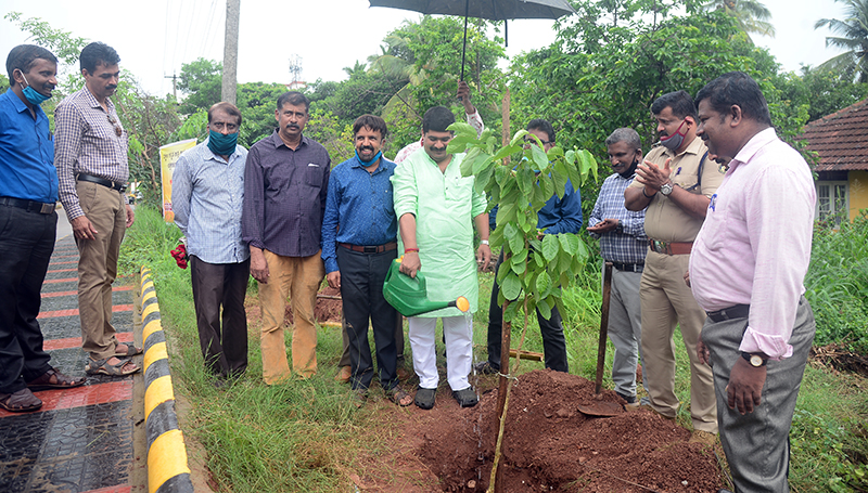 ನಗರ ಹಸಿರೀಕರಣ ಪ್ರತಿಯೊಬ್ಬರ ಕರ್ತವ್ಯ: ಶಾಸಕ ವೇದವ್ಯಾಸ ಕಾಮತ್