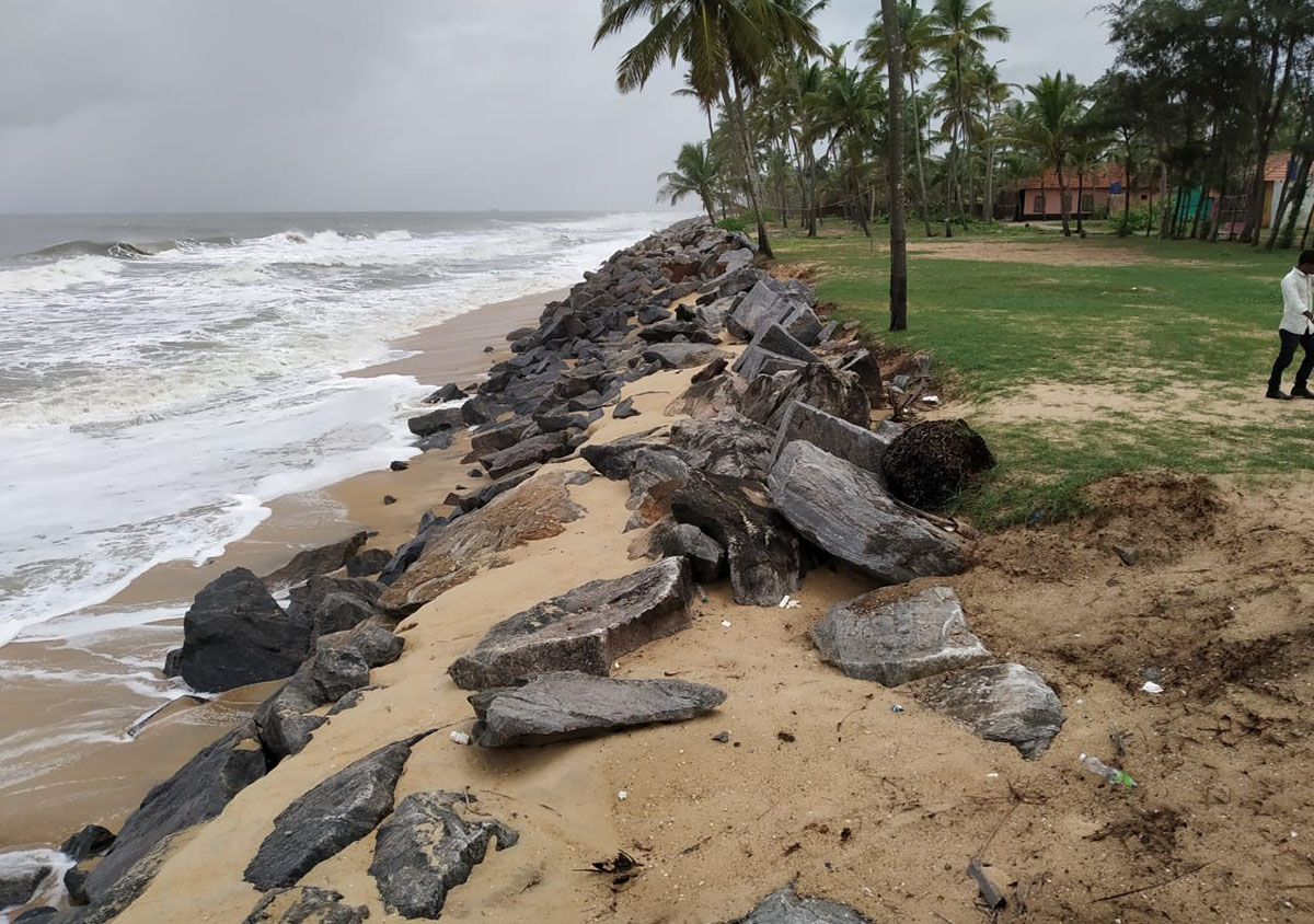 ಉಡುಪಿಯ ಹಲವೆಡೆ ತೀವ್ರ ಕಡಲ್ಕೊರೆತ: ತಡೆಗೋಡೆ ಸಮುದ್ರಪಾಲು