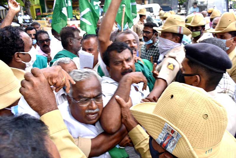 ಮಂಡ್ಯ: ಭೂ ಸುಧಾರಣೆ ಕಾಯ್ದೆ ತಿದ್ದುಪಡಿ ವಿರೋಧಿಸಿ ಪ್ರತಿಭಟನೆ; ರಸ್ತೆ ತಡೆಗೆ ಮುಂದಾದ ರೈತರು ಪೊಲೀಸ್ ವಶಕ್ಕೆ
