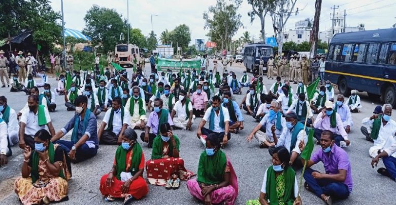 ಭೂ ಸುಧಾರಣೆ ತಿದ್ದುಪಡಿ ಕಾಯ್ದೆಗೆ ವಿರೋಧ: ಮೈಸೂರು-ನಂಜನಗೂಡು ರಾಷ್ಟ್ರೀಯ ಹೆದ್ದಾರಿ ತಡೆದು ರೈತರ ಪ್ರತಿಭಟನೆ