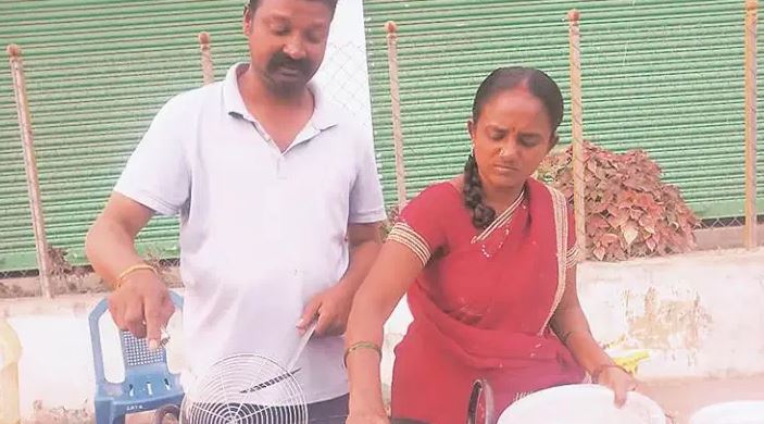 ಲಾಕ್‍ ಡೌನ್ ಪರಿಣಾಮ: ಉದ್ಯೋಗವಿಲ್ಲದೆ ತಳ್ಳುಗಾಡಿಯಲ್ಲಿ ಇಡ್ಲಿ, ವಡೆ ಮಾರುತ್ತಿರುವ ಶಾಲೆಯ ಪ್ರಾಂಶುಪಾಲ!