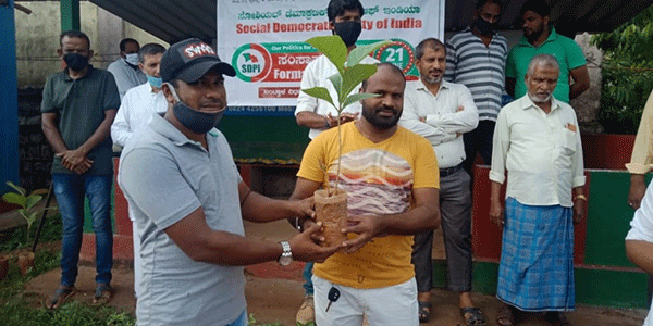 ತಲಪಾಡಿ: ಎಸ್.ಡಿ.ಪಿ.ಐ. ಸಂಸ್ಥಾಪನಾ ದಿನಾಚರಣೆ, ಹುತಾತ್ಮ ಯೋಧರಿಗೆ ಶ್ರದ್ಧಾಂಜಲಿ, ಸಸಿ ವಿತರಣೆ