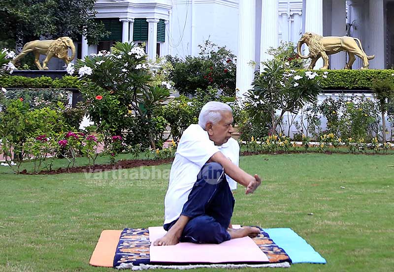 ಯೋಗ ದಿನಾಚರಣೆ: ರಾಜ್ಯಪಾಲ, ಸಿಎಂ ಬಿಎಸ್‌ವೈ, ವಿಪಕ್ಷ ನಾಯಕ ಸೇರಿ ಗಣ್ಯರಿಂದ ಮನೆಯಲ್ಲಿಯೇ ಯೋಗಾಸನ