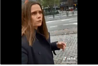 ವಿವಿಐಪಿ ಸೌಲಭ್ಯವಿಲ್ಲ, ಭದ್ರತೆಯಿಲ್ಲ; ರಸ್ತೆ ಬದಿ ನಡೆದುಕೊಂಡು ಹೋಗುತ್ತಿರುವ ಪ್ರಧಾನ ಮಂತ್ರಿ !