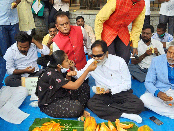 ಸೂರ್ಯ ಗ್ರಹಣ: ಊಟ ಮಾಡುವ ಮೂಲಕ ಮೂಢನಂಬಿಕೆ ವಿರೋಧಿ ಒಕ್ಕೂಟದಿಂದ ಜಾಗೃತಿ