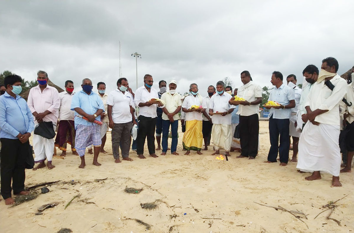 ಮಲ್ಪೆ: ಸಮುದ್ರ ಪೂಜೆಯೊಂದಿಗೆ ನಾಡದೋಣಿ ಮೀನುಗಾರಿಕೆಗೆ ಚಾಲನೆ