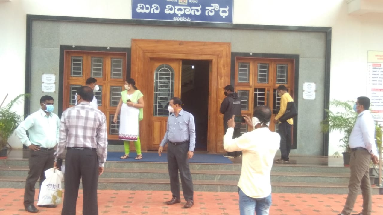 ಕರೋನಾ ಮುಂಜಾಗ್ರತಾ ಕ್ರಮದ ಮಾರ್ಗಸೂಚಿ ಜಾರಿ: ಉಡುಪಿ ಲೋಕಾಯುಕ್ತ ತಂಡದಿಂದ ಪರಿಶೀಲನೆ