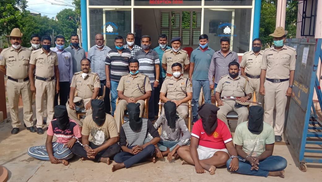 ಮೈಸೂರು: ಸುಪಾರಿ ಕೊಲೆ ಹಂತಕರ ಬಂಧನ; ಕೃತ್ಯಕ್ಕೆ ಬಳಸಿದ್ದ ಮಾರಕಾಸ್ತ್ರ, ವಾಹನ ಜಪ್ತಿ