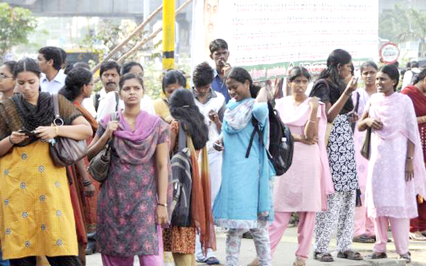 ಕೊರೋನ ಸಂದರ್ಭದಲ್ಲಿ ಅಸಂಘಟಿತ ಮಹಿಳಾ ದುಡಿಮೆದಾರರ ಸಂಕಟಗಳು ಕೊರೋನ ಸಂದರ್ಭದಲ್ಲಿ ಅಸಂಘಟಿತ ಮಹಿಳಾ ದುಡಿಮೆದಾರರ ಸಂಕಟಗಳು