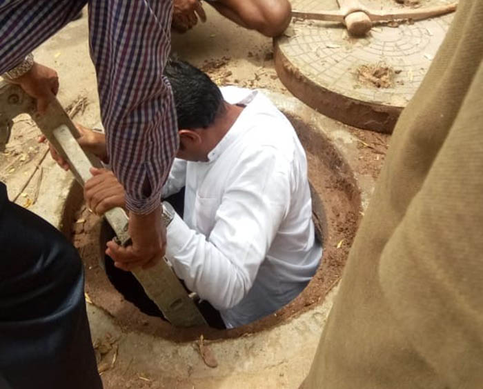 ಮಂಗಳೂರು: ಮ್ಯಾನ್ ಹೋಲ್ ಗೆ ಇಳಿದು ದುರಸ್ತಿ ಮಾಡಿದ ಕಾರ್ಪೊರೇಟರ್ !