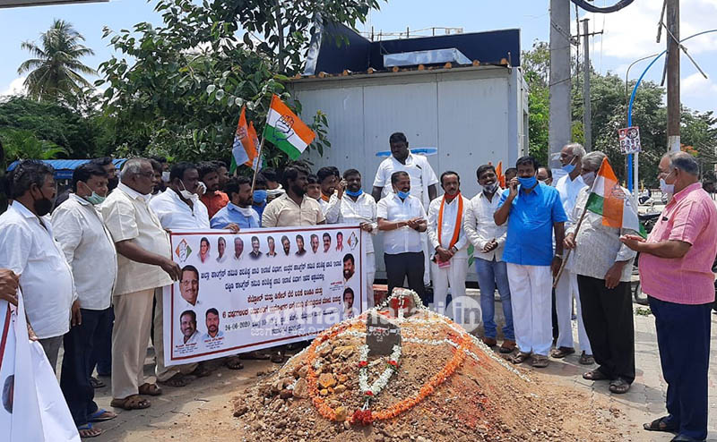ಇಂಧನ ಬೆಲೆ ಏರಿಕೆಗೆ ವಿರೋಧ: ಪ್ರಧಾನಿಯ ಅಣುಕು ಸಮಾಧಿ ಮಾಡಿ ದಾವಣಗೆರೆಯಲ್ಲಿ ಕಾಂಗ್ರೆಸ್ ಪ್ರತಿಭಟನೆ