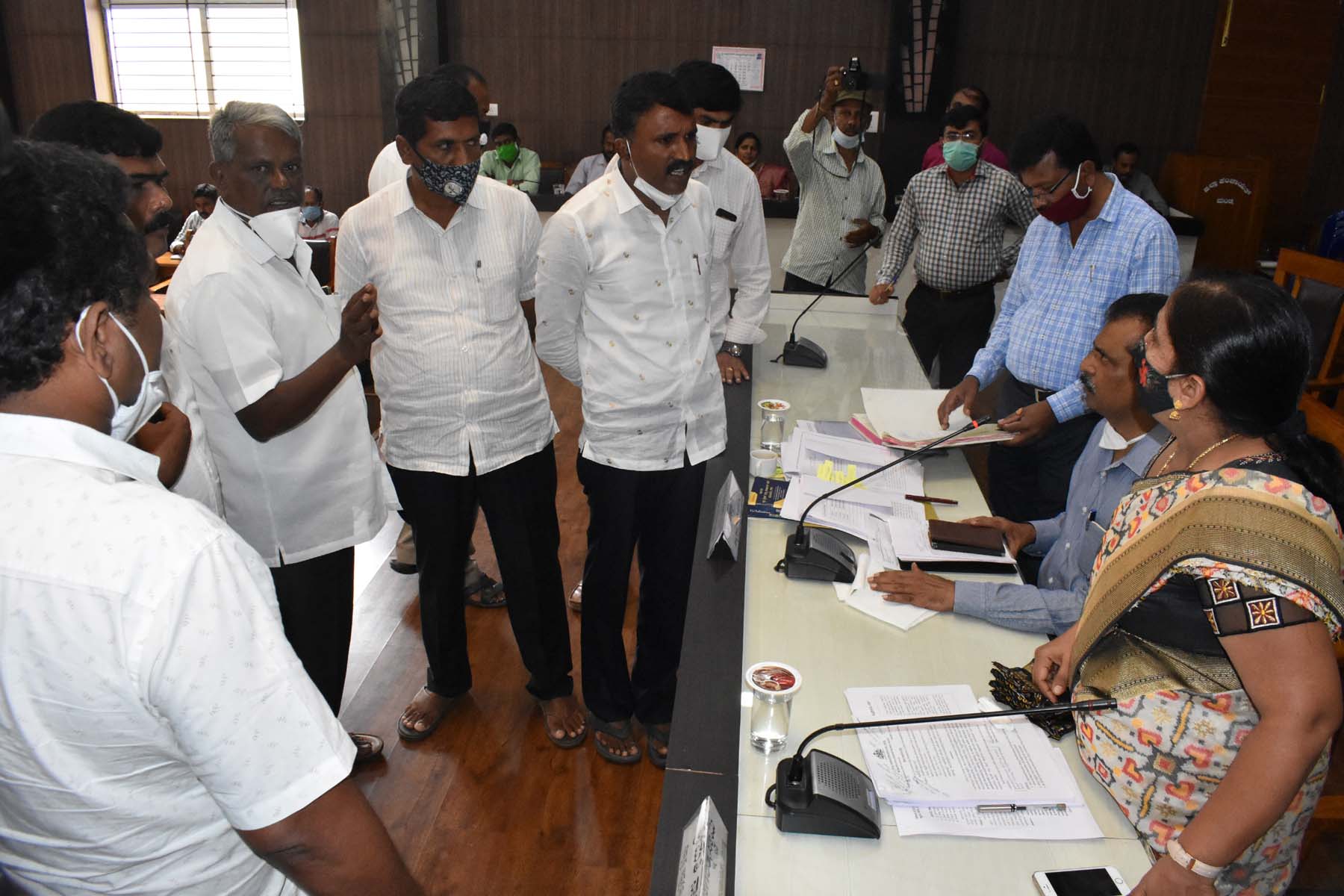 ಮುಂದುವರಿದ ಮಂಡ್ಯ ಜಿಪಂ ಅಧ್ಯಕ್ಷೆ-ಜೆಡಿಎಸ್ ಸದಸ್ಯರ ಸಂಘರ್ಷ: ಬಜೆಟ್ ಅಧಿವೇಶನ ಸೇರಿ ನಾಲ್ಕು ಸಭೆ ರದ್ದು