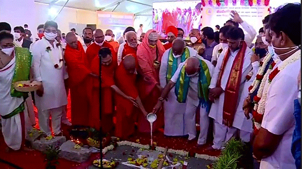 ​ಬೆಂಗಳೂರು: ವಿಮಾನ ನಿಲ್ದಾಣದಲ್ಲಿ ಕೆಂಪೇಗೌಡರ ಕಂಚಿನ ಪ್ರತಿಮೆ ನಿರ್ಮಾಣಕ್ಕೆ ಶಿಲಾನ್ಯಾಸ