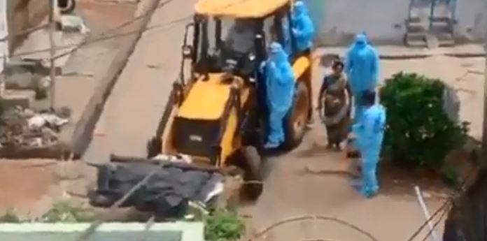 ಕೊರೋನದಿಂದ ಮೃತಪಟ್ಟ ವೃದ್ಧನ ಮೃತದೇಹವನ್ನು ಜೆಸಿಬಿಯಲ್ಲಿ ಸಾಗಿಸಿದರು!